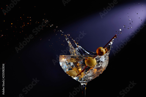 Фотография Martini with green olives.