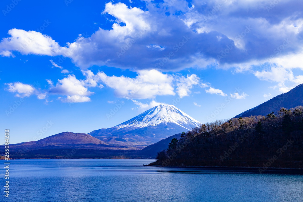 冬の富士山、山梨県本栖湖にて