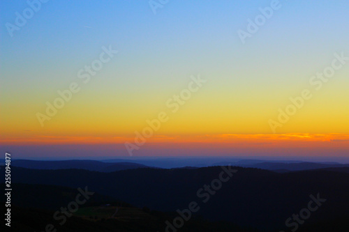 coucher de soleil sur les montagnes vosgiennes depuis le sommet du hohneck © Arnaud