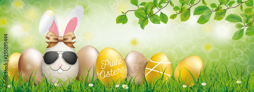 Frohe Ostern Banner mit goldenen Ostereiern und einem Osterhasen mit Sonnenbrille