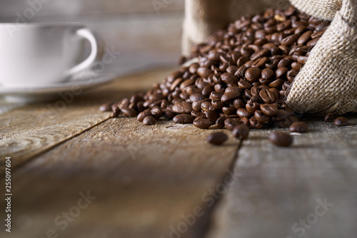 Rozsypane ziarna kawy na starych deskach