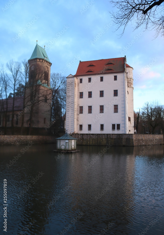 Renaissance-Schloss Schönfeld und Schönfelder Kirche