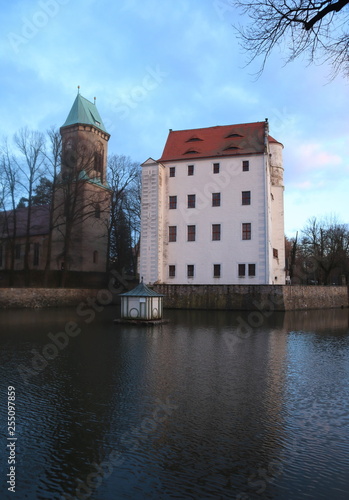 Renaissance-Schloss Schönfeld und Schönfelder Kirche