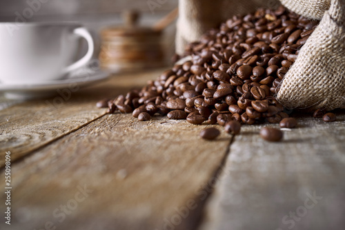 Rozsypane ziarna kawy na starych deskach