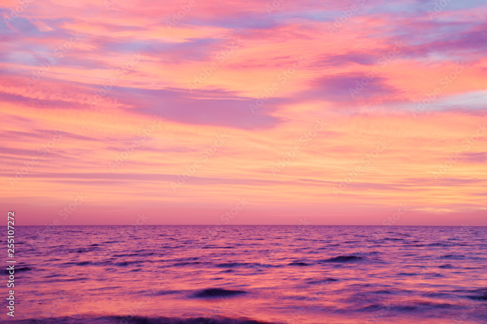 Bầu trời hoàng hôn màu hồng là một trong những khung cảnh đẹp nhất của thiên nhiên. Bạn đã bao giờ nhìn chăm chú vào bầu trời đang chuyển từ màu cam sang màu hồng và thấy mình như bị mê hoặc bởi sự tuyệt đẹp của nó chưa? Hãy xem hình ảnh liên quan để cảm nhận cảm giác đó nhé!