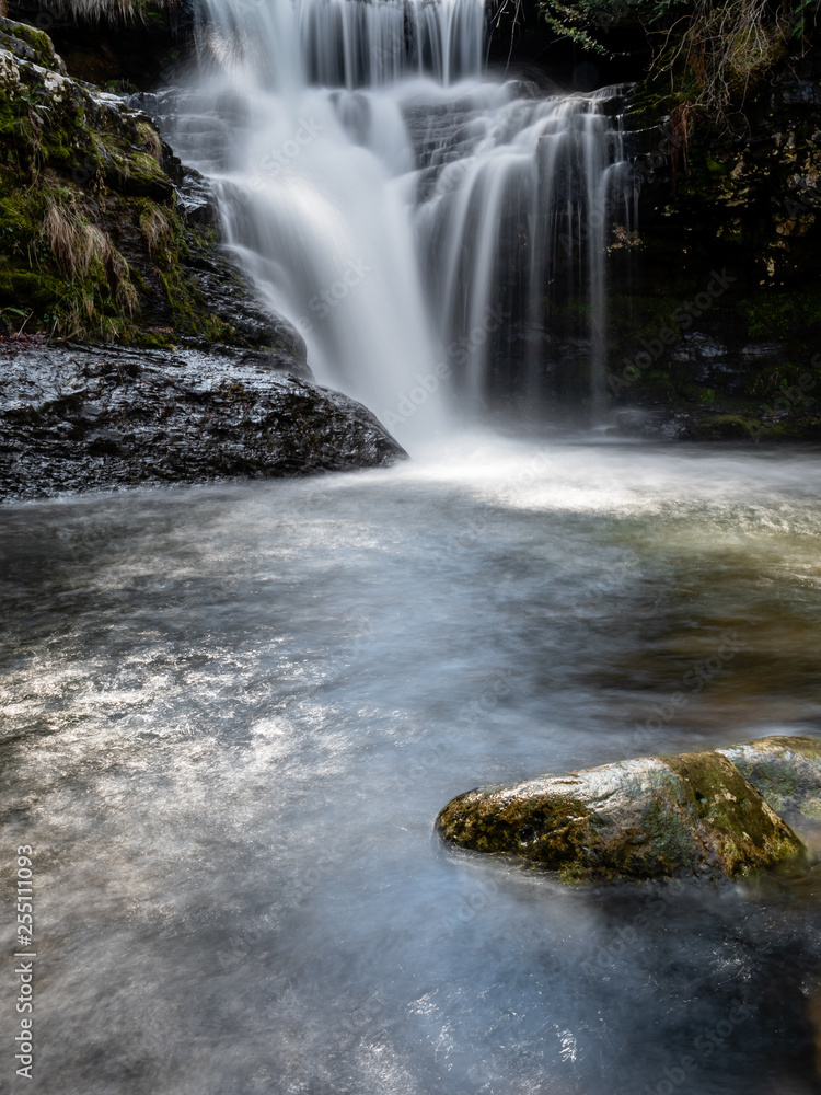 Obraz premium Long exposure waterfall in the spring mount