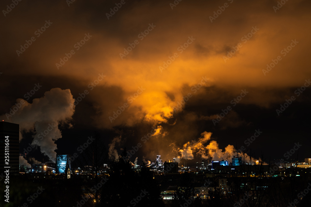 Dramatische Wolken über Industriegebiet
