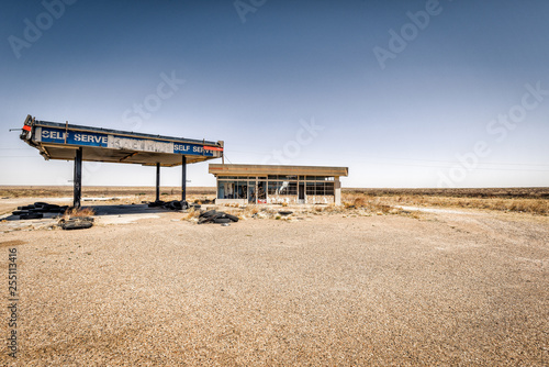 Abandoned Gas station in the desert © SorenBrissing