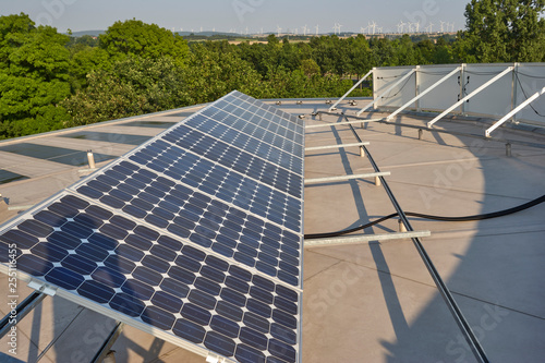 Wallpaper Mural Sonnenkollektor auf einem Dach im Hintergrund befindet sich eine Windkraftanlage Torontodigital.ca