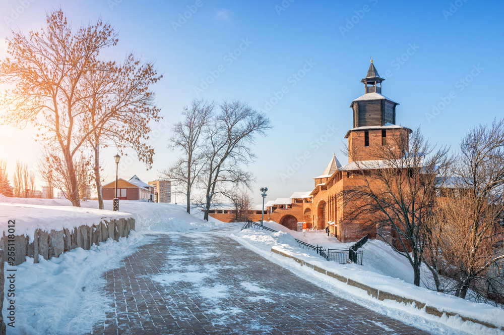 Часовая башня и солнечный свет Clock tower of the Nizhny Novgorod Kremlin
