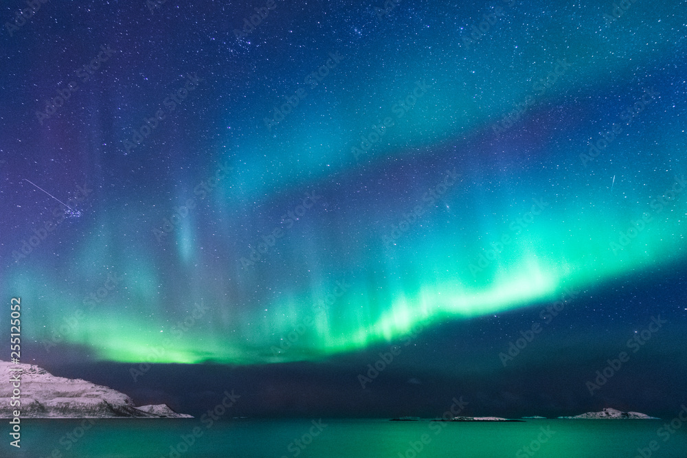 Panorama bunte Nordlichter im Norden, Norwegen 