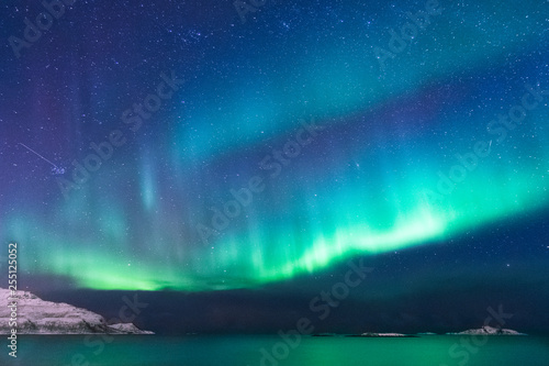 Panorama bunte Nordlichter im Norden, Norwegen  © luili