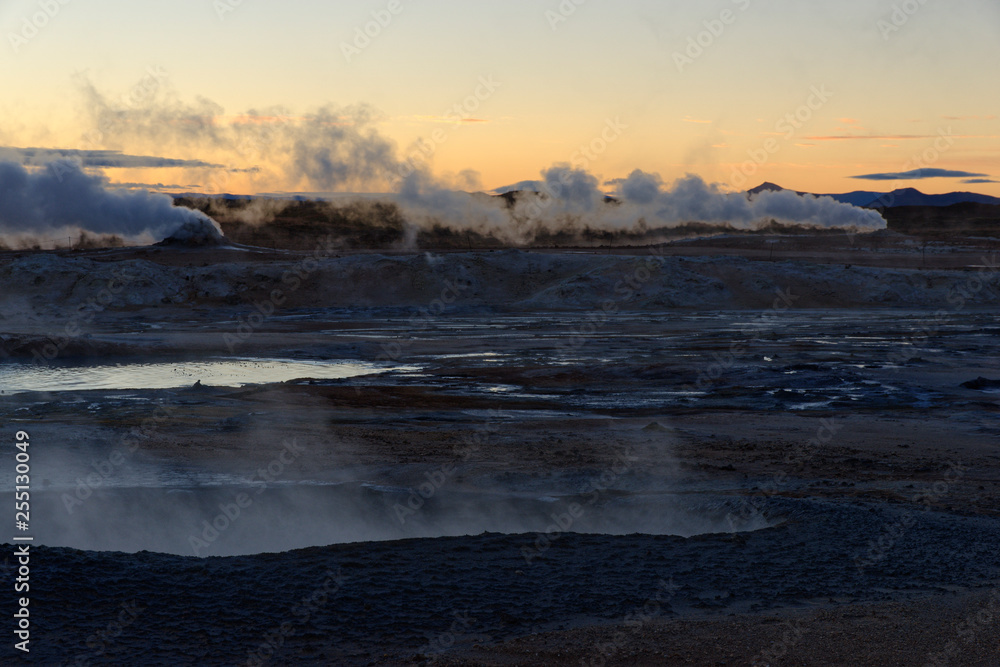 morgens im Geothermalgebiet Hverir, Island morgens im Geothermalgebiet Hverir, Island
