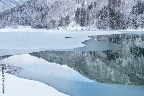 長野県大町市の雪景色の中綱湖と凍りつく水面の景色 photo