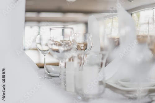 gedeckter Tisch mit Gläser © Ekim