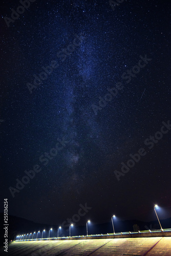 Fototapeta Naklejka Na Ścianę i Meble -  Milky Way rises over the dam Taut