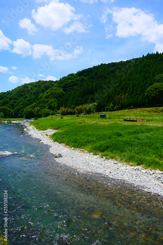 山間地の清流、初夏の気仙川。陸前高田　岩手　日本。７月上旬。