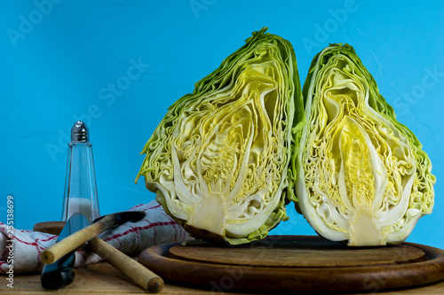 Spitzkohl , Salzstreuer und Kochlöffel