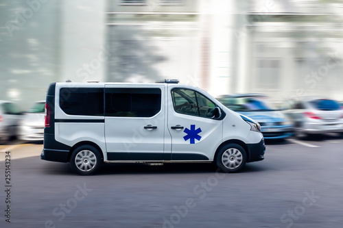 Ambulance en route vers l'hôpital . photo