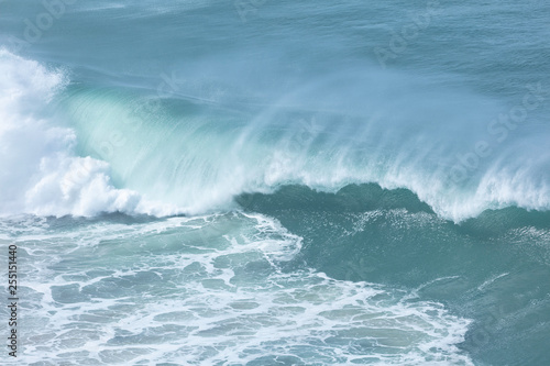 Oceanwelle perfekt brechend mit Gischt