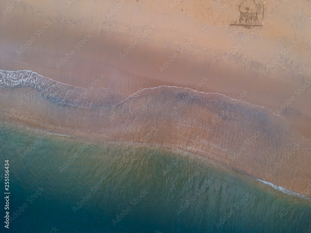 ドローンから撮影した綺麗な海の砂浜と波