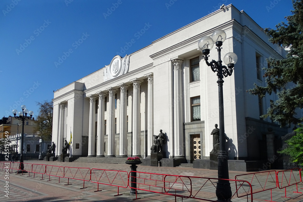 Obraz premium Building of Verhovna Rada, the Ukrainian parliament, in Kyiv, Ukraine.
