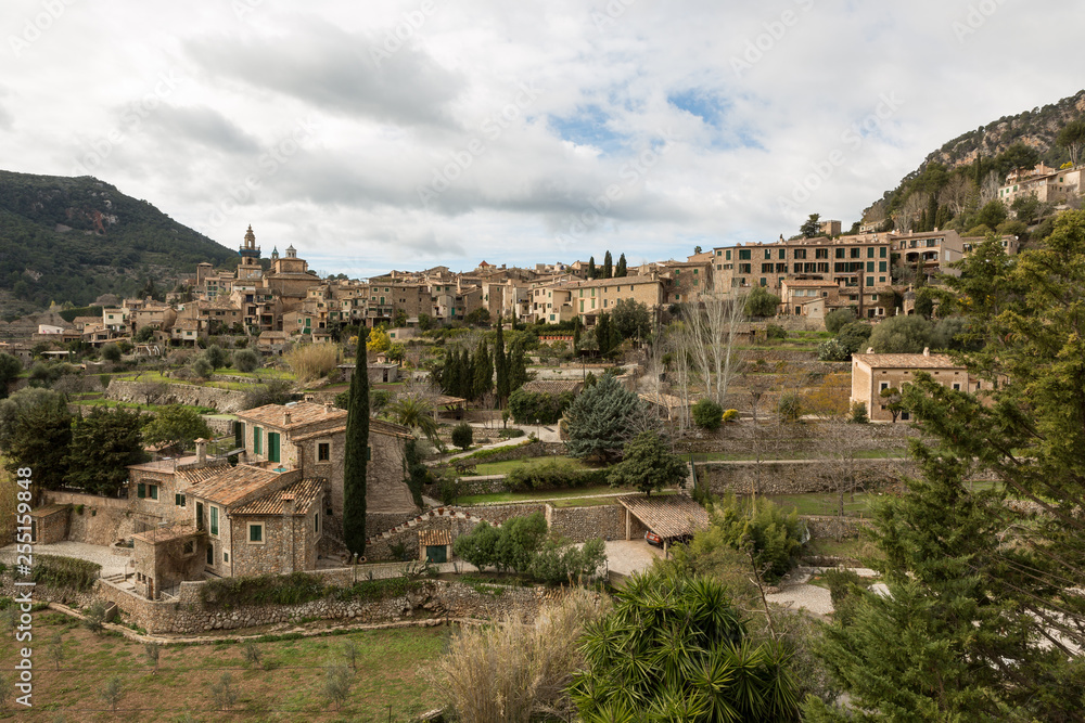 Blick auf das malerische Bergdorf Valldemossa auf der Baleareninsel Mallorca
