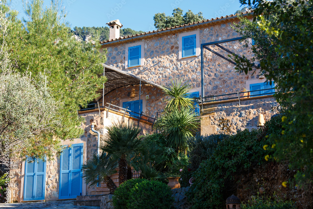 Mediterranes Gebäude mit blauen Fensterläden auf Mallorca