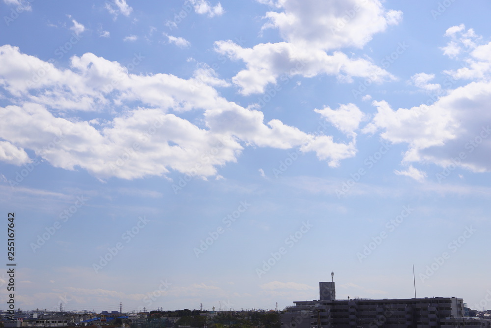 日本の関東地方の春　青い空と白い雲の風景
