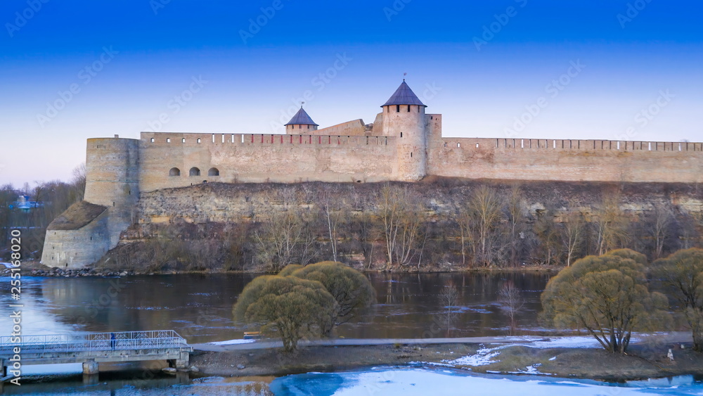 Obraz premium 9337_The_castle_of_Order_of_Germanic_knights_found_in_the_city_of_Narva.jpg