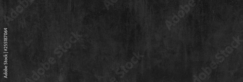 Textur einer fast schwarzen  glatten und alten Betonwand als Hintergrund oder Tafel