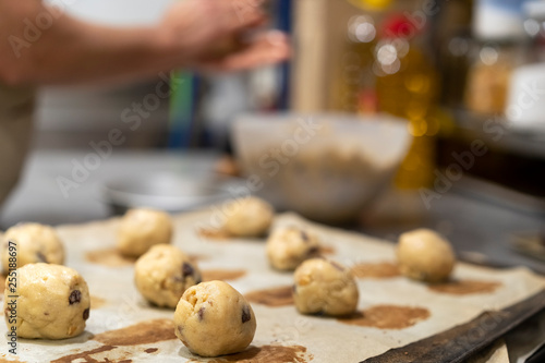 preparando galletas artesanales hechas a mano