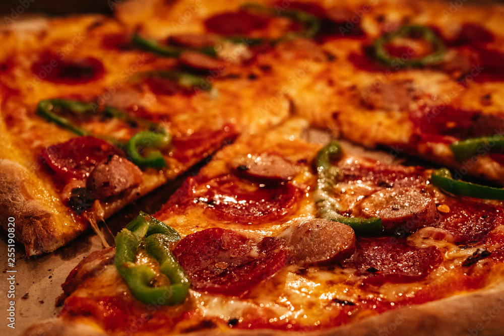 Pizza mit Wurst Pizza mit Wurst