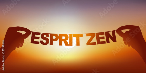 Concept du bien-être et de la tranquillité, avec deux mains qui tiennent une guirlande sur laquelle sont écrit les mots esprit zen, devant un ciel ensoleillé.