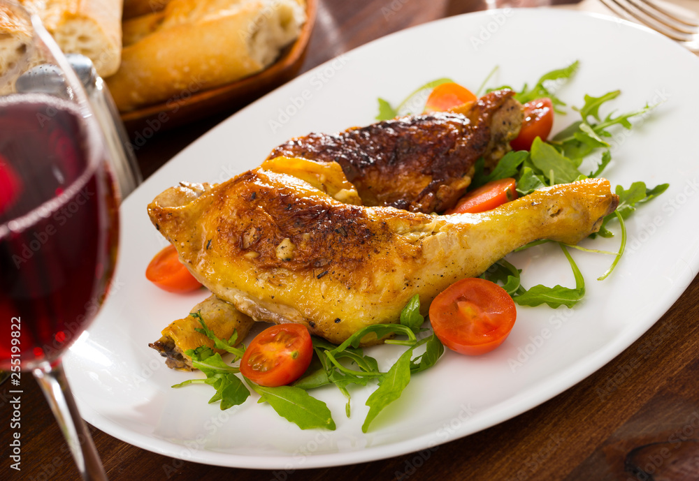 Fried chicken legs with arugula and tomatoes