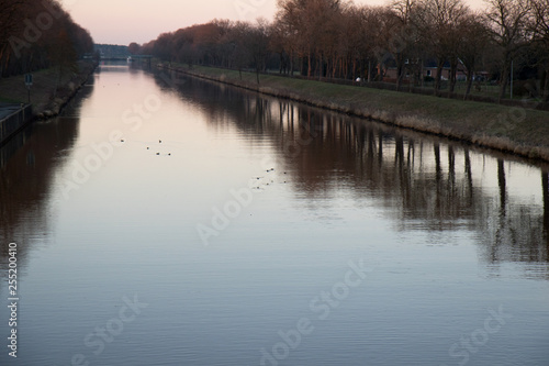 nahansicht auf den fluss in fresenburg emsland deutschland fotografiert an einem lauen sommerabend während eines sonnenuntergangs