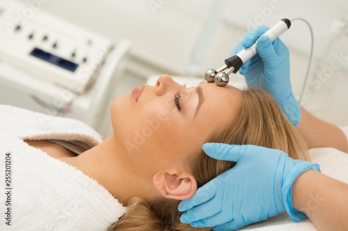 Fotografie Profile shot of a stunning beautiful young blonde woman enjoying facial treatmen