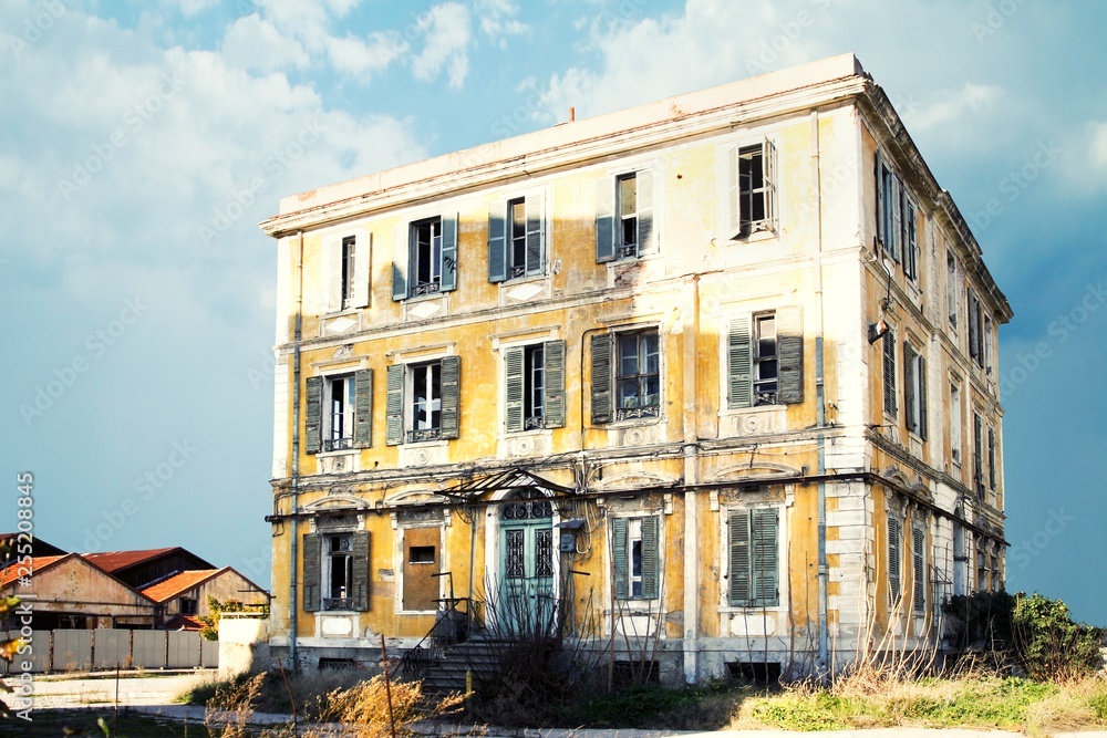 Fototapeta premium Old abandoned house