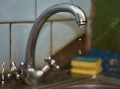 Canvastavla Old dripping kitchen faucet close up.