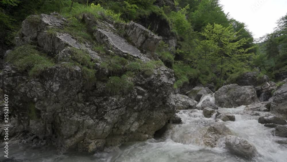 Kleiner Wasserfall Cascade in einer Klamm mit kalten klaren Wasser Kleiner Wasserfall Cascade in einer Klamm mit kalten klaren Wasser