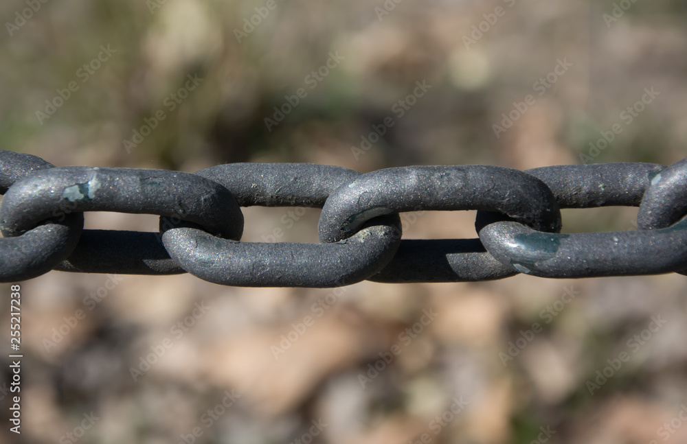 Cadena de hierro en macro con grandes eslabones, ataduras, copy-space Cadena de hierro en macro con grandes eslabones, ataduras, copy-space