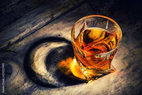 whiskey with ice cubes on wooden background Fototapete