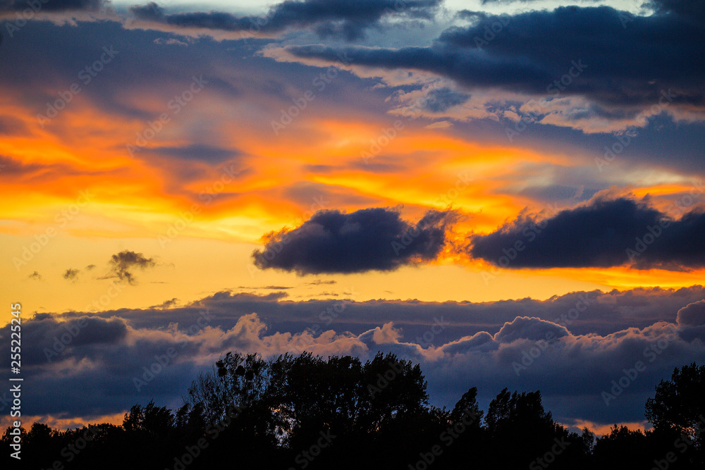 Fototapeta premium Wolken im Sonnenuntergang