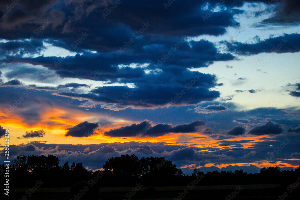 Fototapeta premium Wolken im Sonnenuntergang