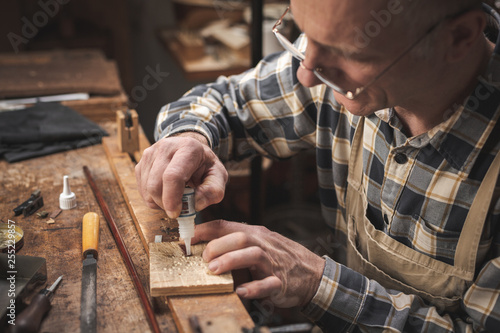 Handwerker arbeitet auf einer rustikalen Werkbank photo