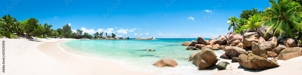 Fototapeta Lato, słońce, plaża i morze na Seszelach jako tło panoramy