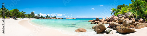 Sommer, Sonne, Strand und Meer auf den Seychellen als Panorama Hintergrund