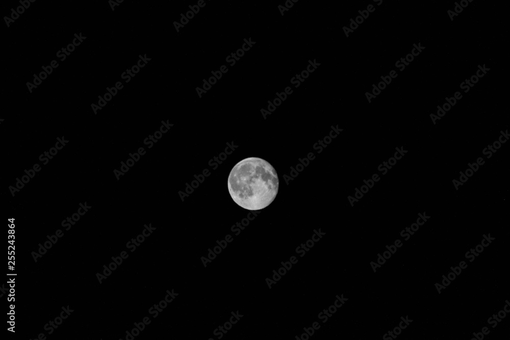 kleiner Mond im dunklen Nachthimmel kleiner Mond im dunklen Nachthimmel