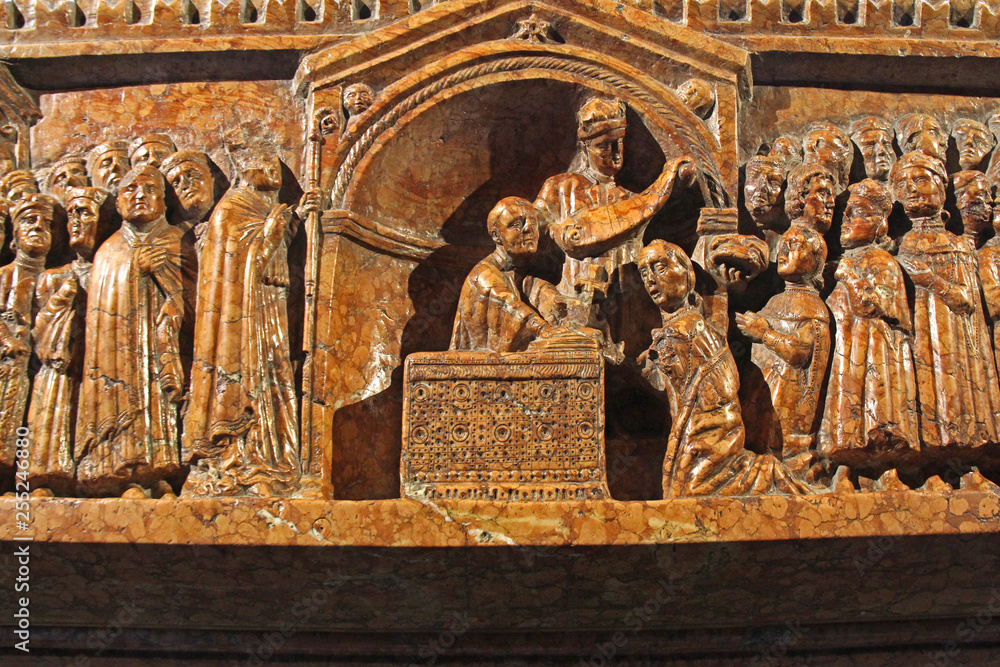 firma del trattato di pace tra guelfi e ghibellini; bassorilievo sul sarcofago di Berardo Maggi nel Duomo Vecchio di Brescia
