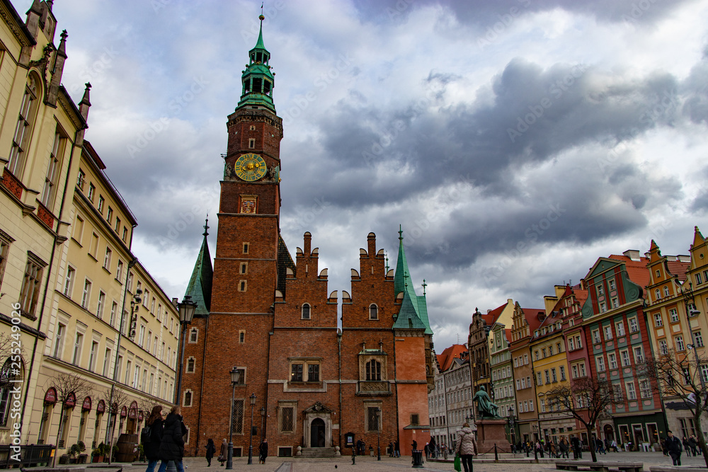 Fototapeta premium Chiesa di Santa Elisabetta nella Piazza del Mercato di Breslavia in Polonia